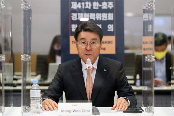 Posco CEO Choi Jeong-woo speaks at a meeting last month in Yeouido, western Seoul. [YONHAP]