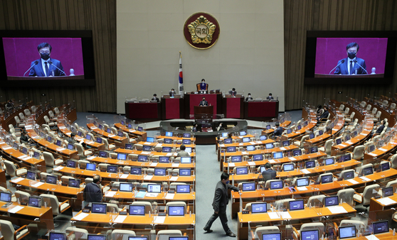 A filibuster on the revision bill to the National Intelligence Service Act is under way at the National Assembly in Seoul on Sunday, with Rep. Park Hyeung-soo of the main opposition People Power Party at the podium. The filibuster was briefly stopped Saturday morning after a lawmaker was found to have come into contact with a person who tested positive for Covid-19. [YONHAP]