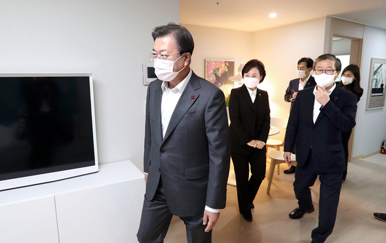 Flanked by outgoing Land Minister Kim Hyun-mee and Byeon Chang-heum, a nominee for the post, on Friday, President Moon Jae-in tours a 26-square-meter (280-square-feet) public apartment in Gyeonggi. [KIM SEONG-RYONG]