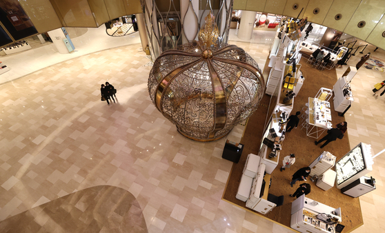 An almost empty shopping mall in Seoul on Dec. 9. Fewer people are shopping at malls following the recent resurgence of Covid-19 cases, in which the social distancing restrictions were raised to Level 2.5 in Seoul and metropolitan areas on Dec. 8. [YONHAP]