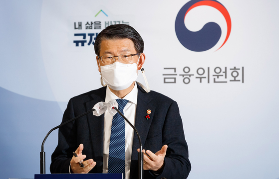 Financial Services Commission Chairman Eun Sung-soo holds a press conference on Dec. 14 at the government complex. [YONHAP]