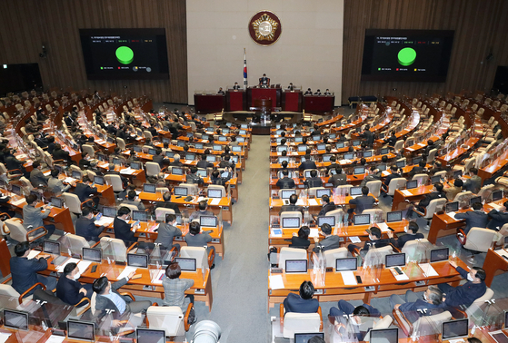 The National Assembly votes in a law governing the National Intelligence Service, South Korea's spy agency, in a unanimous vote Sunday. Opposition lawmakers boycotted the vote after the ruling Democratic Party ended their filibuster. [YONHAP]