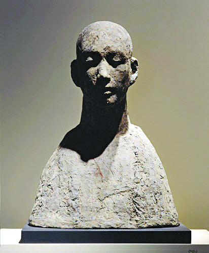 The terracotta bust “Face of Jiwon”(1967), top, and the geonchil (lacquered hemp cloth) bust “Chunyeopni Buddhist Nun”(1960s), above, are two of Kwon’s most iconic works. [MMCA, KWON JIN KYU COMMEMORATION FOUNDATION]