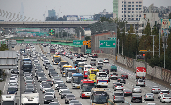 Cars are jammed on the Gyeongbu Expressway — connecting Seoul and Busan — near Yongin, Gyeonggi, on Oct. 4, the last day of this year’s Chuseok holiday. [NEWS1] 