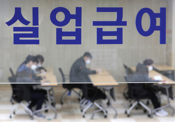 Work Plus Center in Jung District, central Seoul, is crowded with people looking for job opportunities on Nov. 11. [NEWS1]  