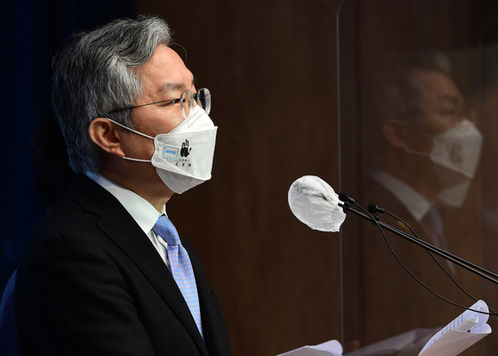 Rep. Choe Kang-wook of the Open Minjoo Party holds a press conference on Friday to announce his bill.  [YONHAP] 