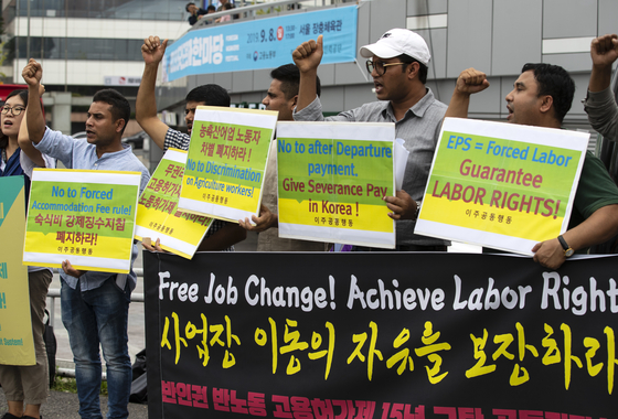 Migrant workers protest against work permits that limit their choices to work under other employers in Seoul 2019. [YONHAP]