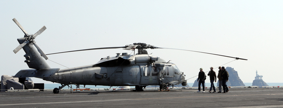 The MH-60S Seahawk maritime helicopter of the U.S. Navy sits on the USS Carl Vinson aircraft carrier in Busan Harbor in 2017. South Korea signed a contract to buy 12 of these choppers for over $870 million, its arms procurement agency said. [YONHAP]