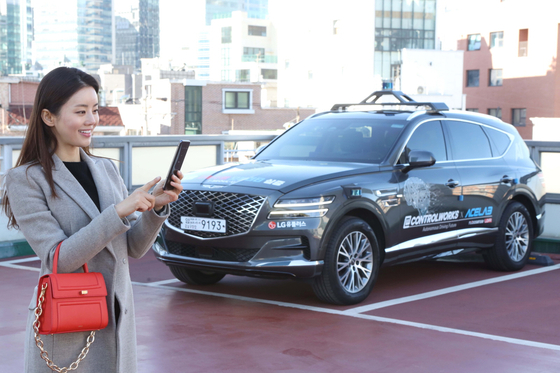 A team of Korean researchers including LG U+ demonstrate a self-driving parking technology at Seoul. [LG U+]