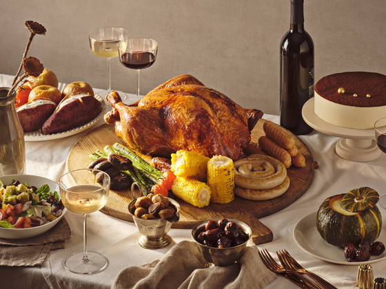 Grand InterContinental Seoul Parnas' “Holiday To Go” package targeting people who wish to eat hotel food at home. Three dishes are available in the package: turkey, BBQ pork ribs and Virginia ham. [GRAND INTERCONTINENTAL SEOUL PARNAS]