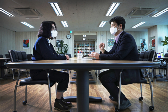 The reporter, left, sits down with Kim Jae-hyoung, head researcher at the official MBTI Assessment at the Korea MBTI Institute in western Seoul after taking the assessment. [PARK SANG-MOON]