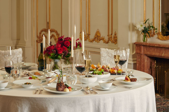 Lotte Hotel's food takeout service “Holiday Gala at Home.” The package allows people to enjoy a five-course meal at home. [LOTTE HOTEL]
