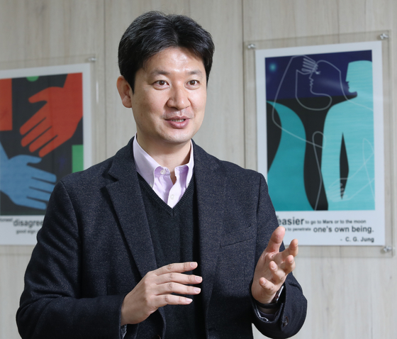 Kim Jae-hyoung, head researcher at the official MBTI Assessment at the Korea MBTI Institute in western Seoul, explains the difference between the official MBTI Assessment and online tests. [PARK SANG-MOON]