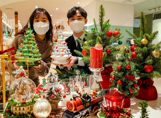 Models promote Christmas decorations at Hyundai Department Store. [HYUNDAI DEPARTMENT STORE] 