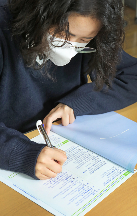 The reporter takes the official MBTI Assessment at the Korea MBTI Institute in western Seoul to compare the results with the online assessment. [PARK SANG-MOON]
