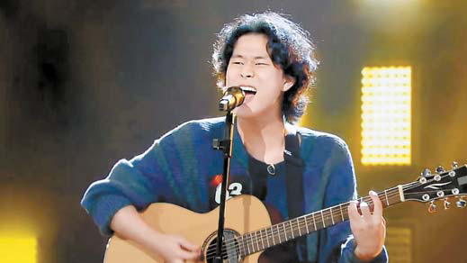 Singer No. 63, singing during JTBC's "Sing Again." The show assigns numbers to each singer rather than using their real names. [JTBC]