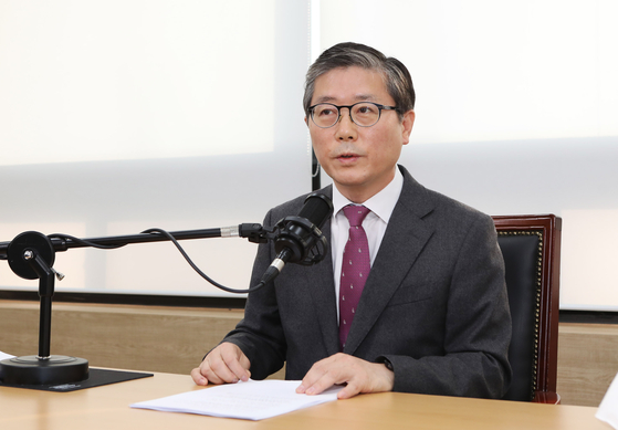 Byeon Chang-heum, President Moon Jae-in's nominee for land minister, participates in an online question-and-answer session with journalists on Friday.  [YONHAP] 