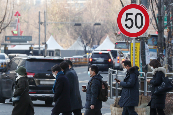The Seoul Metropolitan Police Agency announced on Monday that all major roads in the capital city will be subject to a speed limit of 50 kilometers per hour (31 miles per hour). The police will begin to crack down on speed limit violators in March 2021. [NEWS1]