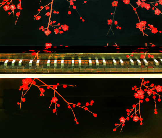 An organ covered with paintings of apricot flowers in Hong Sung-hoon’s workshop in Yangpyeong, Gyeonggi. [KIM SEUNG-BUM]