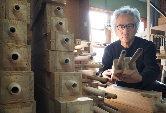 Orgelbaumeister Hong Sung-hoon arranges wood pipes. [PARK SANG-MOON]
