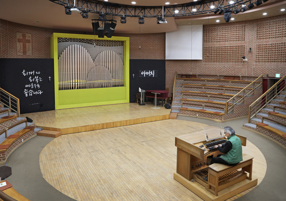An organ made by Hong Sung-hoon with pipes shaped into a landscape scene at Guksu Church in Yangpyeong, Gyeonggi. [PARK SANG-MOON]