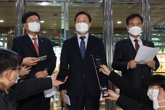 People Power Party lawmakers hold a press conference at the National Police Agency after their meeting with Police Commissioner General Kim Chang-ryong to demand an investigation into Vice Justice Minister Lee Yong-gu's assault of a taxi driver. [YONHAP]