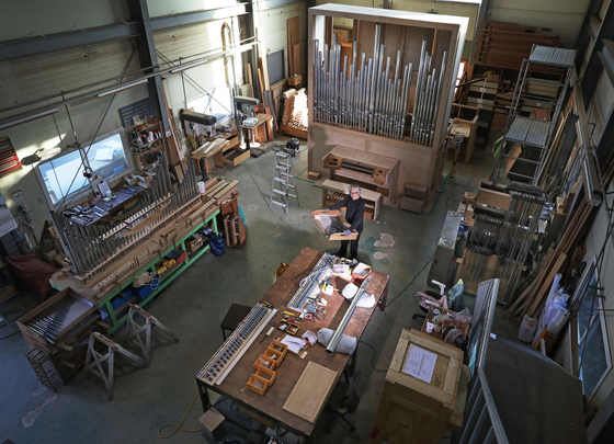 A panoramic view of orgelbaumeister Hong Sung-hoon’s studio in Yangpyeong, Gyeonggi. [PARK SANG-MOON]