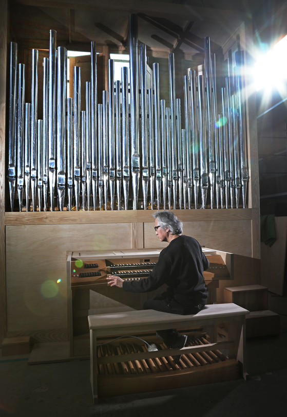 Orgelbaumeister Hong Sung-hoon tests a pipe organ that he is building. [PARK SANG-MOON]
