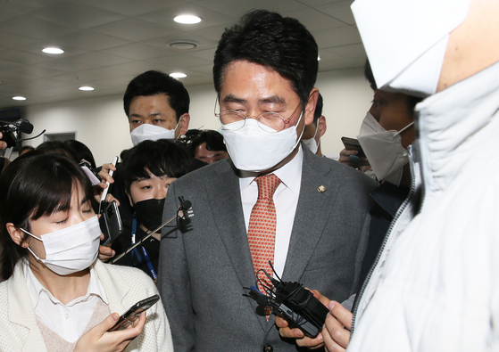 People Power Party Rep. Jeon Bong-min leaves a press room at the National Assembly on Tuesday after announcing his quitting of the party. Jeon and his family have been implicated in corruption allegations. [OH JONG-TAEK]