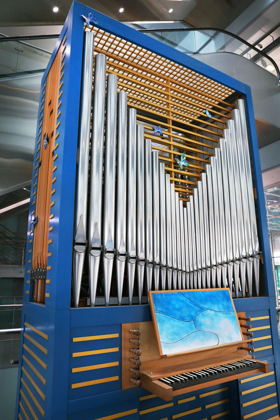 A blue organ made by Hong Sung-hoon in the lobby of DMC Tower in Sangam-dong of Mapo District, western Seoul. [PARK SANG-MOON]
