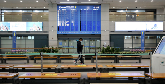 Incheon International Airport is empty Wednesday amid a global spike in Covid-19 cases and the Korean government’s ban on all flights from Britain through the end of the year responding to concerns over a new coronavirus variant detected in the country. [NEWS1]