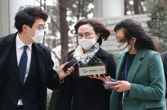 Chung Kyung-sim, wife of former Justice Minister Cho Kuk, center, enters the Seoul Central District Court on Wednesday to attend a sentencing hearing in her trial. [WOO SANG-JO]