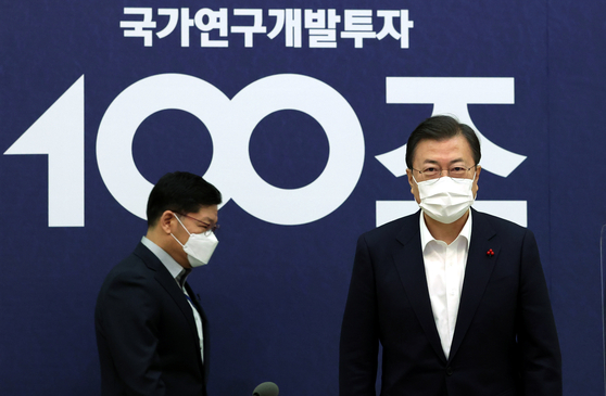  President Moon Jae-in attends the third general meeting of the National Science and Technology Advisory Committee at the Blue House Monday to announce an ambitious plan to invest 100 trillion won ($90.2 billion) to advance the sector. [JOINT PRESS CORPS]