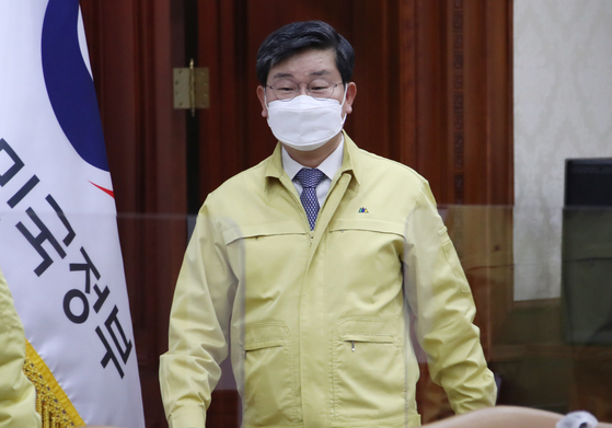 Newly appointed Interior and Safety Minister Jeon Hae-cheol attends a government meeting on Covid-19 measures on Thursday.  [YONHAP] 