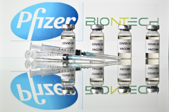 The Korean government announced Thursday it signed new Covid-19 vaccine deals with two drug companies as the nation fights an uphill battle against the coronavirus. [YONHAP]  
