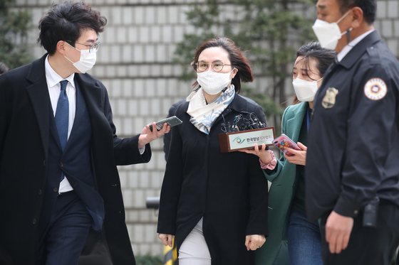 Chung Kyung-sim, the wife of former Justice Minister Cho Kuk, center, enters the Seoul Central District Court on Wednesday to attend a sentencing hearing on her trial. [WOO SANG-JO]