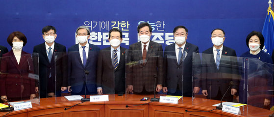 Democratic Party leader Lee Nak-yon, fourth from right, posing with government officials including Prime Minister Chung Sye-kyun, fourth from left, during a meeting between the ruling party and the government at the National Assembly on Sunday. [YONHAP]