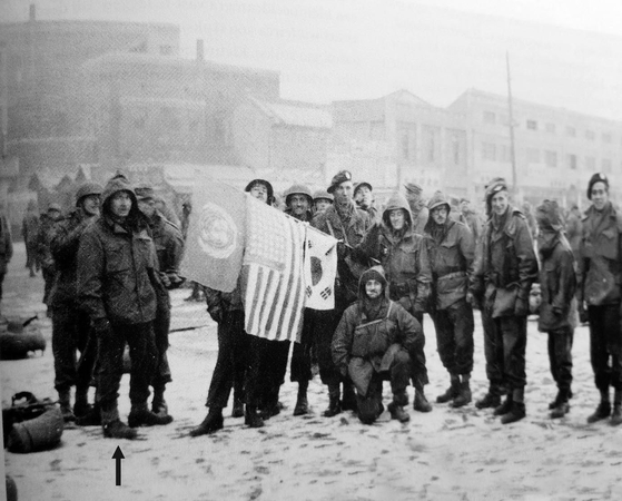 Dutch soldiers in Daegu on Dec. 4, 1950, waiting for the train to the front lines. [DIRK FREDERIK HERMANS]