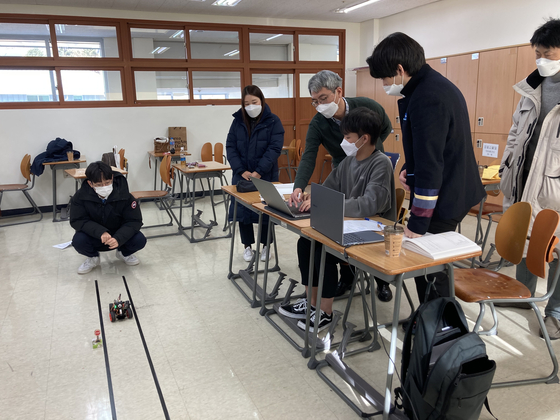 Prof. Lee Jeong-kyu and students experiment in a classroom at Chengshim International Academy, an international school in Gapyeong County, Gyeonggi, on Dec. 18. [BYUN JIE-WON]