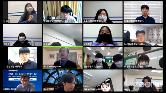Students of the Data Science Ambassadors Computer Science Program present their results in building a model of a self-driving car using Python programming, Raspberry Pi motherboard and artificial intelligence neural network programs. [BYUN JIE-WON]