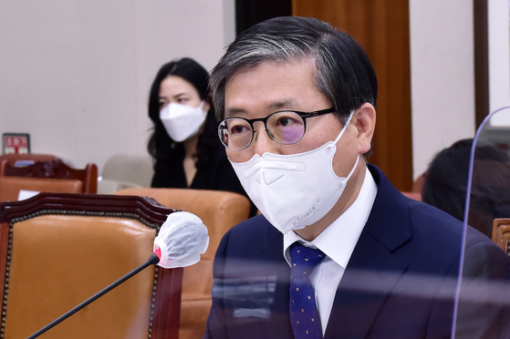 Byeon Chang-heum, the land, infrastructure and transport minister-nominee, speaks during his confirmation hearing at the National Assembly on Wednesday.  YONHAP] 
