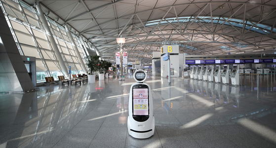 Incheon International Airport sits empty Monday as health authorities announced Korea’s first detection of a highly transmissible coronavirus variant now sweeping Britain. [YONHAP]