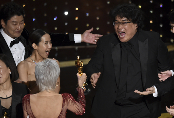  Filmmaker Bong Joon-ho, far right, reacts as he is presented with the award for Best Picture for “Parasite” (2019) at the 92nd Oscars on Feb. 9 at the Dolby Theatre in Los Angeles. [AP/YONHAP]