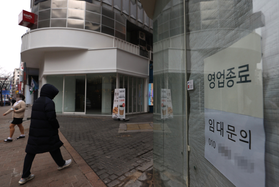 An empty store with the signs that says it is looking for new tenant in Myeong-dong Seoul. The government on Dec. 29 announced of handing out maximum 3 million won to small business owners that are struggling due to the restrictive social distancing. [YONHAP]