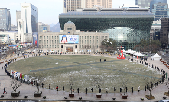 People line up at a Covid-19 testing site near Seoul City Hall in Jung District, central Seoul, on Dec. 17 as daily new infections remain above 1,000 across the nation. [NEWS1]