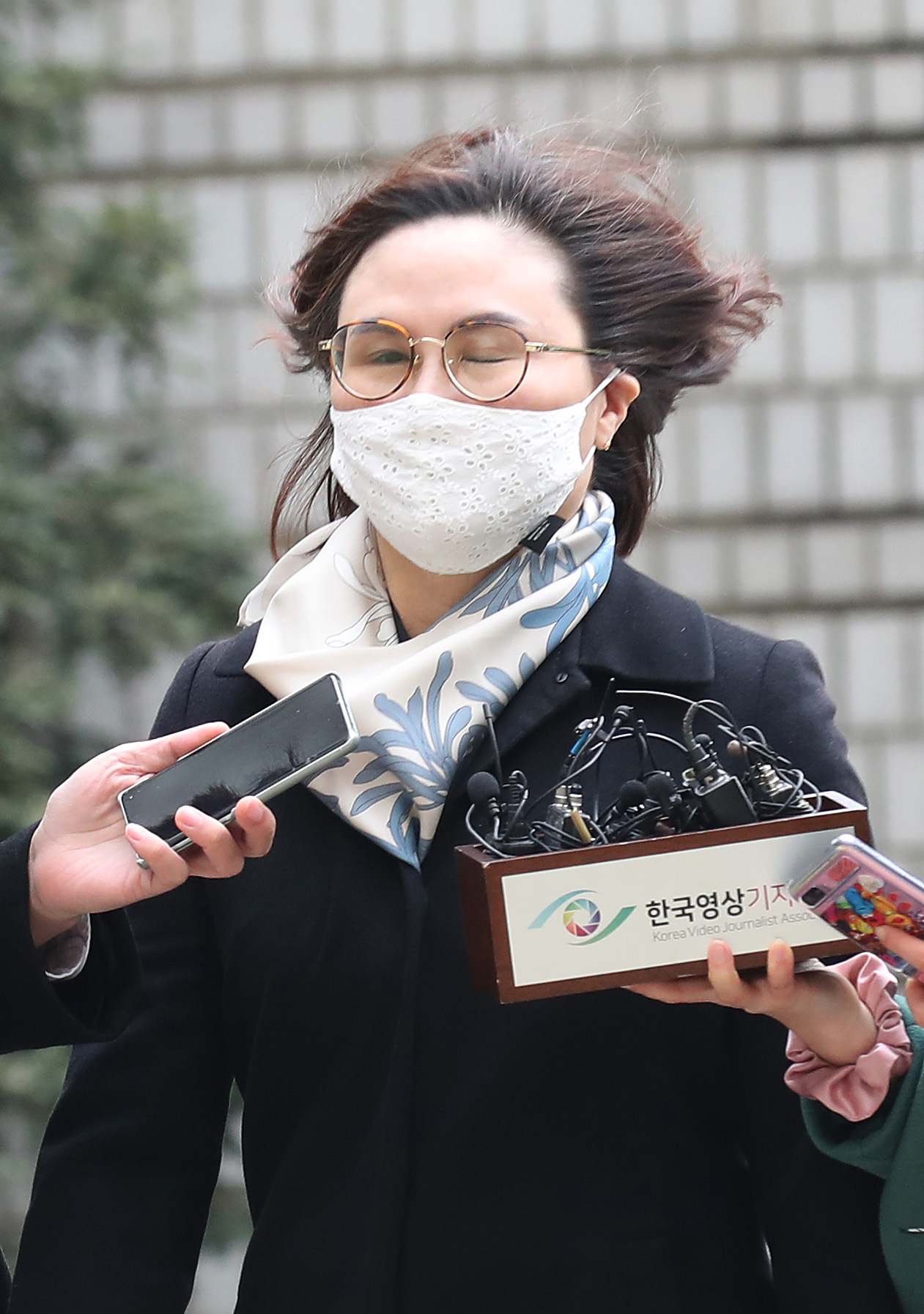 Chung Kyung-sim, the wife of former Justice Minister Cho Kuk, heads to court in Seoul on Dec. 23. [JOONGANG PHOTO]