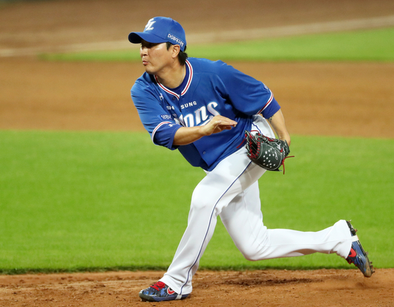Samsung Lions pitcher Woo Kyu-min throws a pitch against the Kia Tigers at Kia Champions Field on June 21.  [YONHAP]