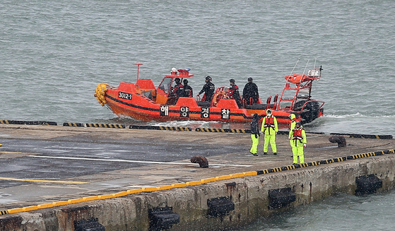 The Korea Coast Guard searches Thursday for seven missing crew members, including three Indonesians, after a 39-ton fishing boat capsized and sank off the coast of Jeju Island on Tuesday evening. The Coast Guard found a body suspected to be one of the missing fishermen Thursday morning. [YONHAP]