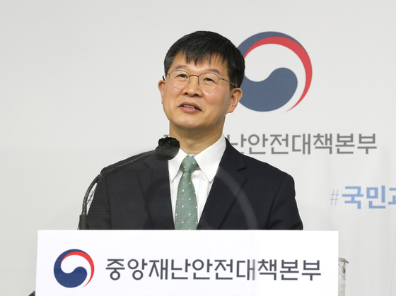 Lee Gi-il, the public health policies director of the Health and Welfare Ministry, holds a media briefing on Thursday at the government complex in Sejong.  [YONHAP] 