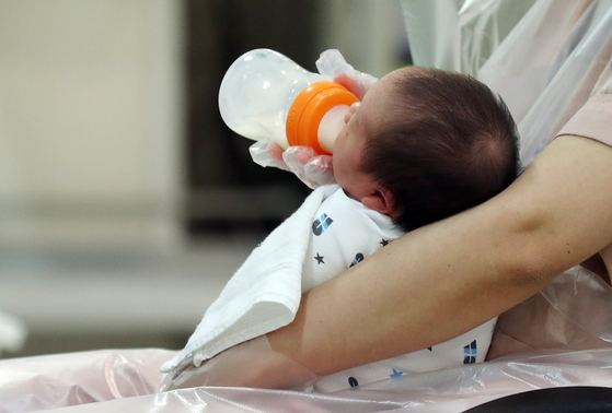 Korea as of Dec. 31, 2020, has experienced the first decline in its registered population on a yearly basis. The country has the lowest fertility rate in the world. [YONHAP]
